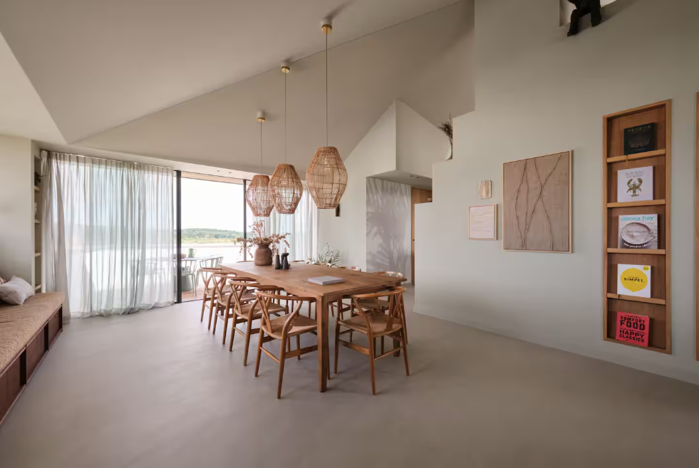 Latex spuitwerk voor strakke wanden in een moderne villa.
