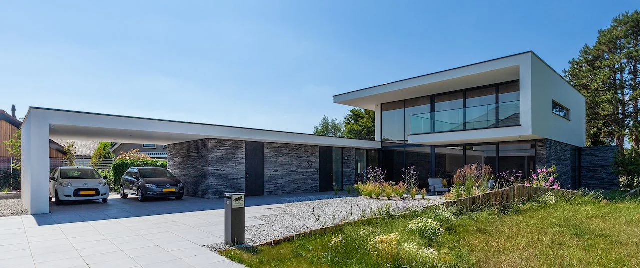 Buiten stucwerk en gevelisolatie bij luxe nieuwbouw woning door Zonjee Afbouw.