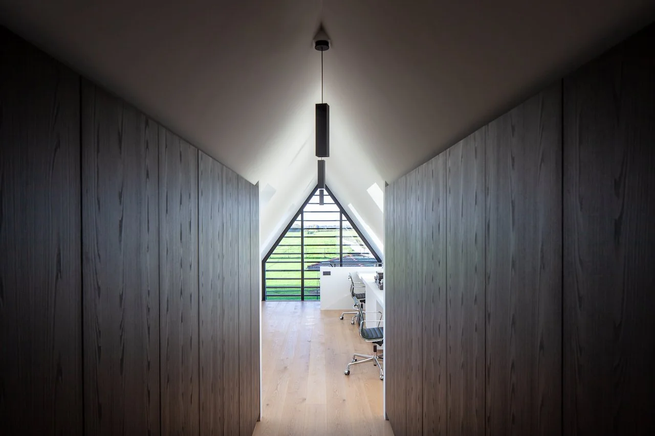 Latex spuitwerk voor een egale en strakke afwerking in nieuwbouw villa door Zonjee Afbouw.
