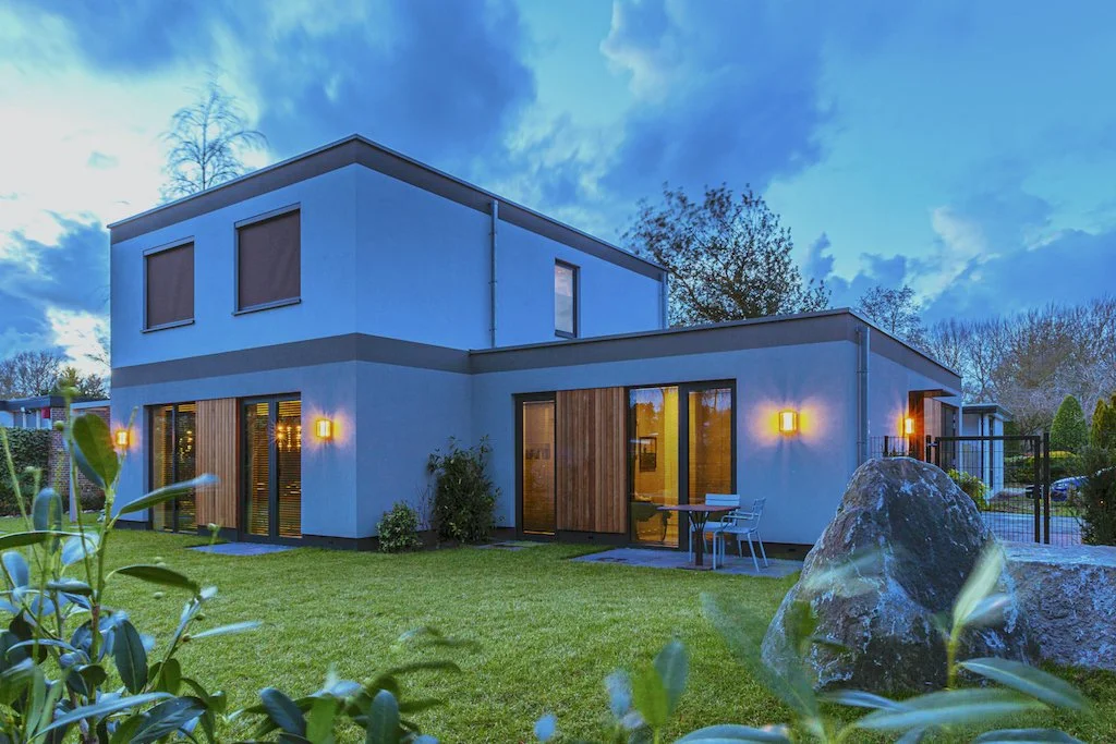 Buiten stucwerk en gevelisolatie bij een moderne villa.
