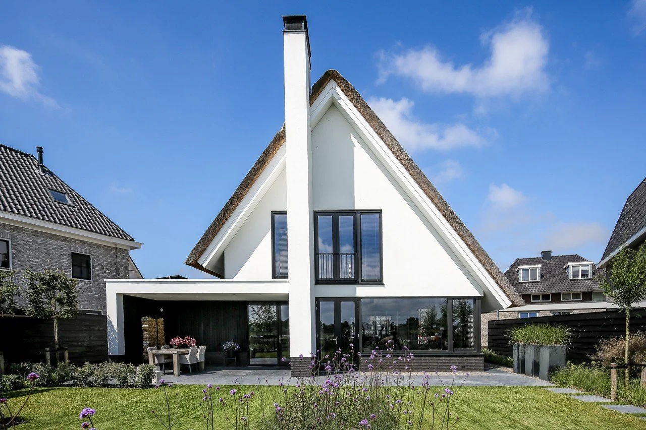 Buiten stucwerk en gevelisolatie bij een moderne villa.
