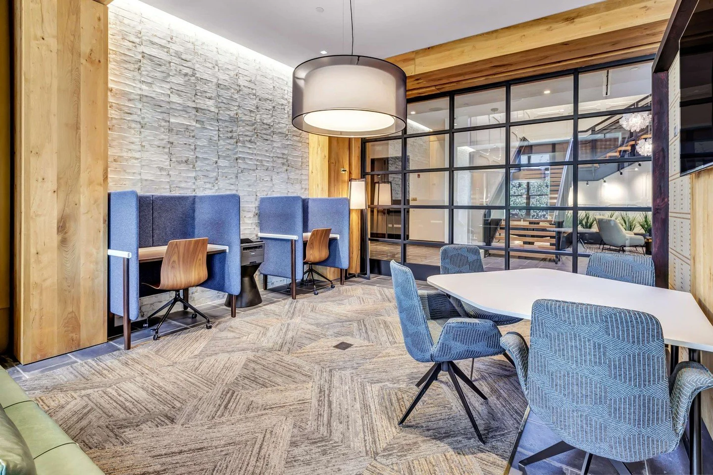 Professional space. Zero commute. 😉💻

#NewHavenApartments #WorkFromHome #ApartmentLife #WoosterSquare #LiveOliveAndWooster #NowLeasing #ModernLiving #Convenience