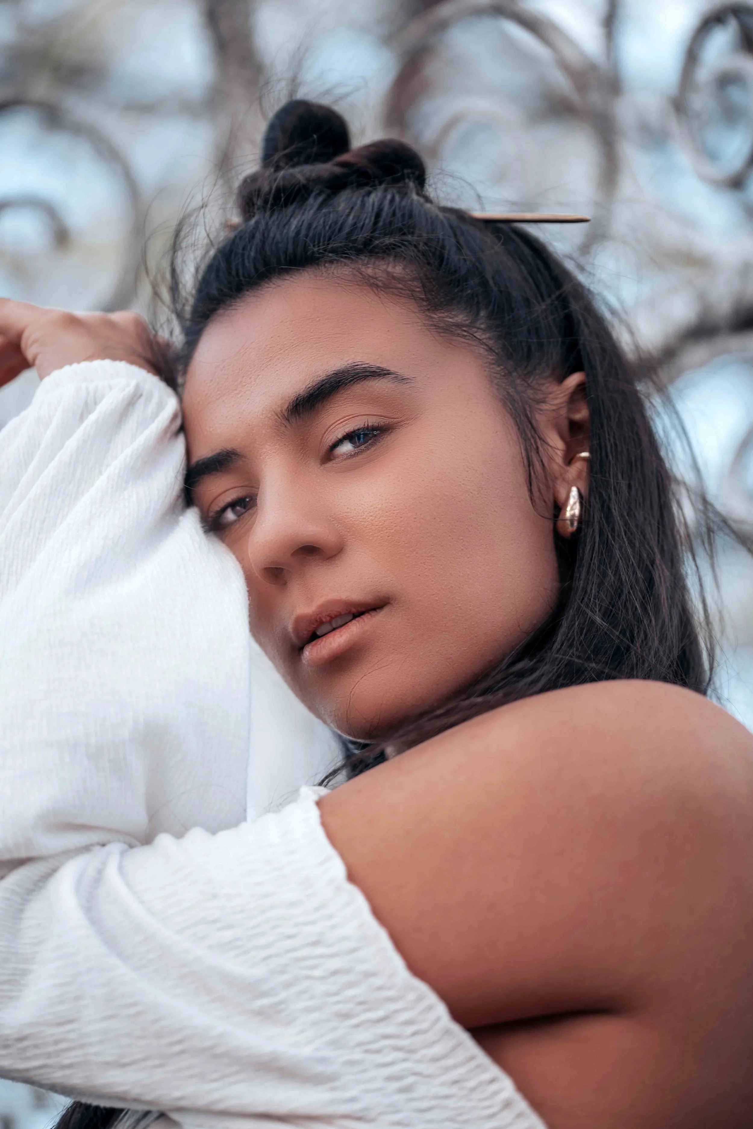 beautiful woman dressed in white gentle photoshoot 