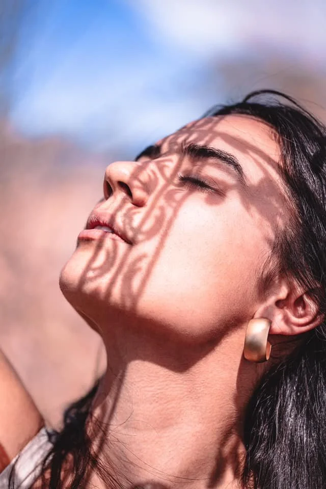 beautiful woman photoshoot shadow reflection on face