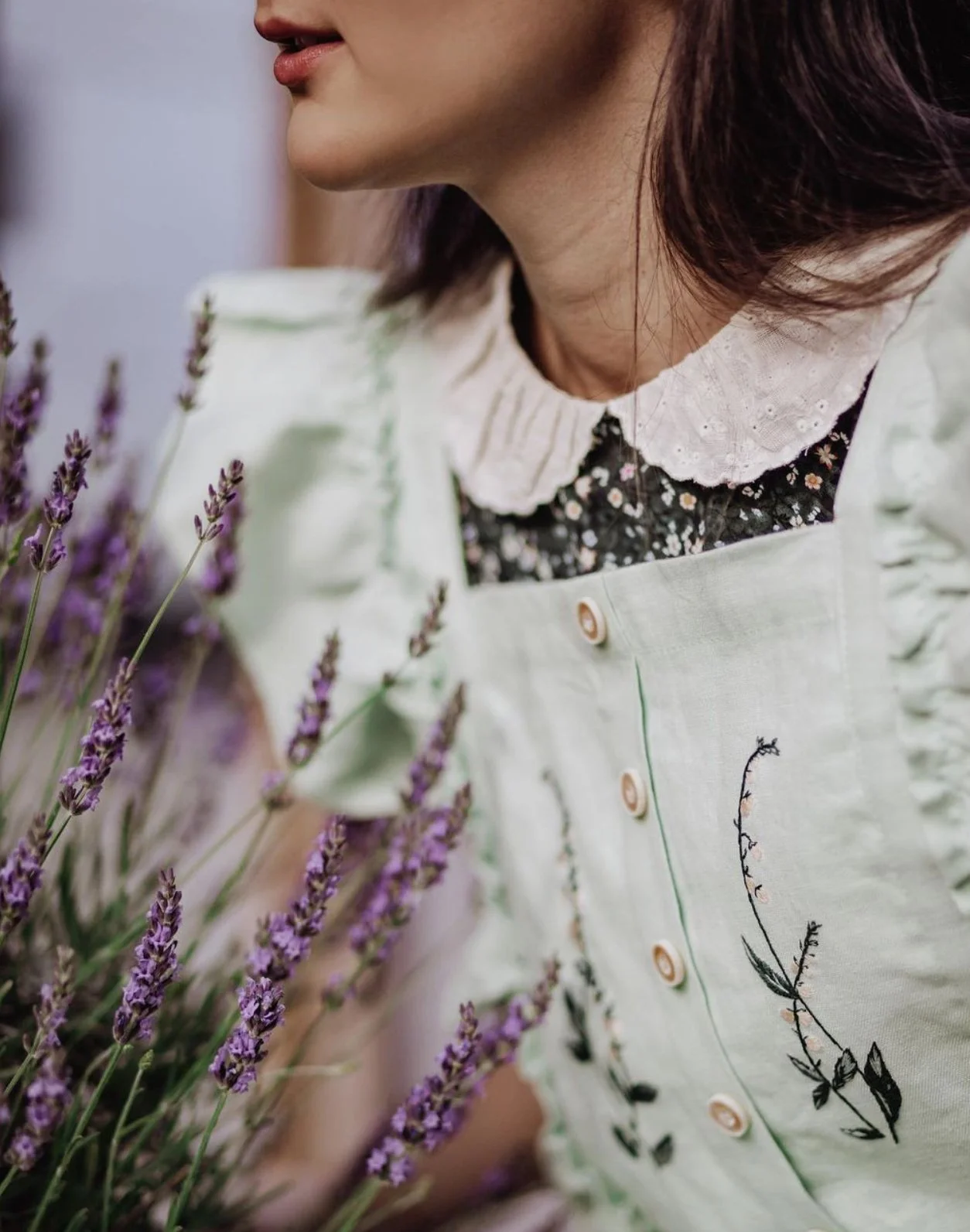 detail a girl with ;lavender flowers