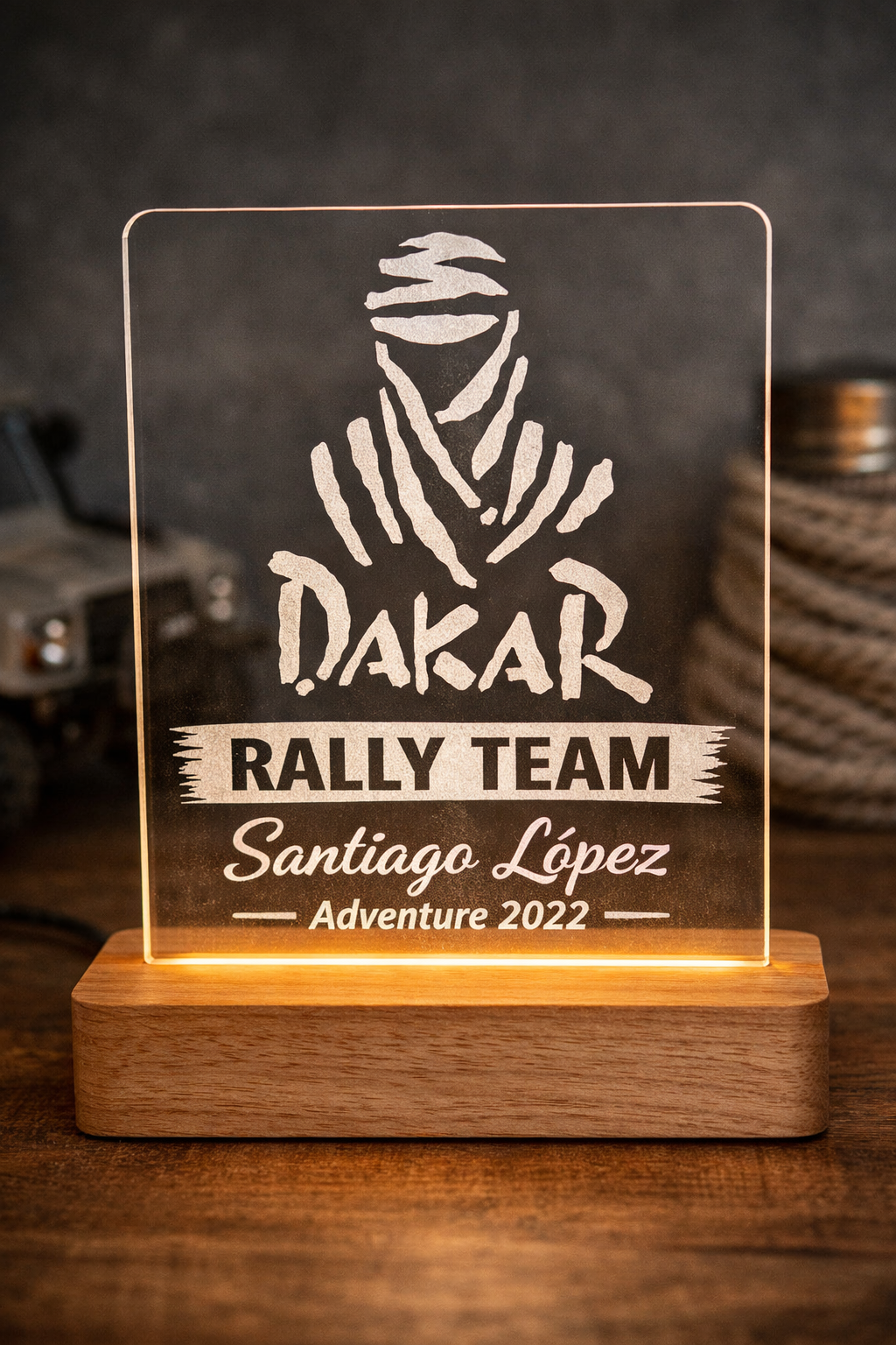 Lámpara de metacrilato transparente con base de madera