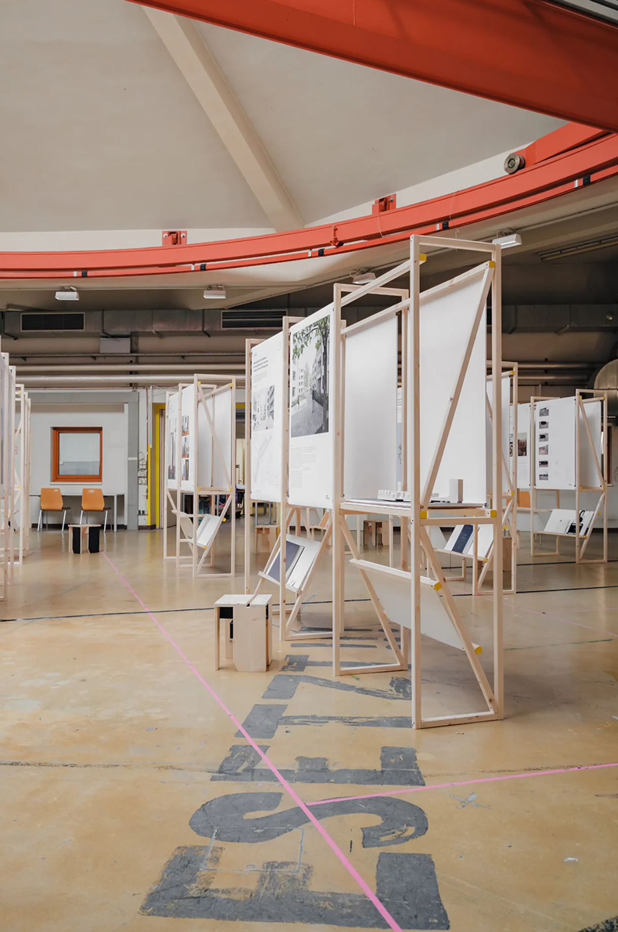 Collaboration in the construction of the Archdiploma2023 exhibition portraying the best Master's Thesis in Architecture and Spatial Planning at the TU Wien. © Patrick Johannsen, 2023