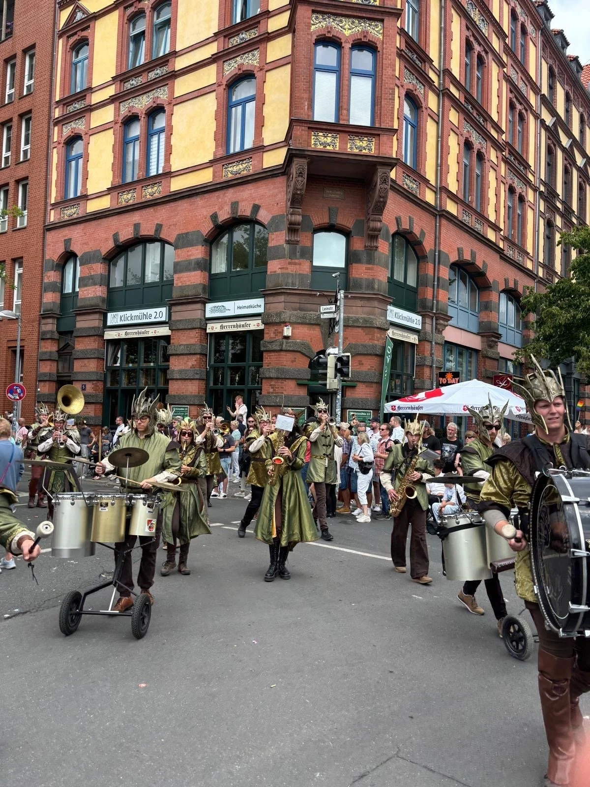 Schützenausmarsch zum Schützenfest in Hannover vor der Klickmühle 2.0.