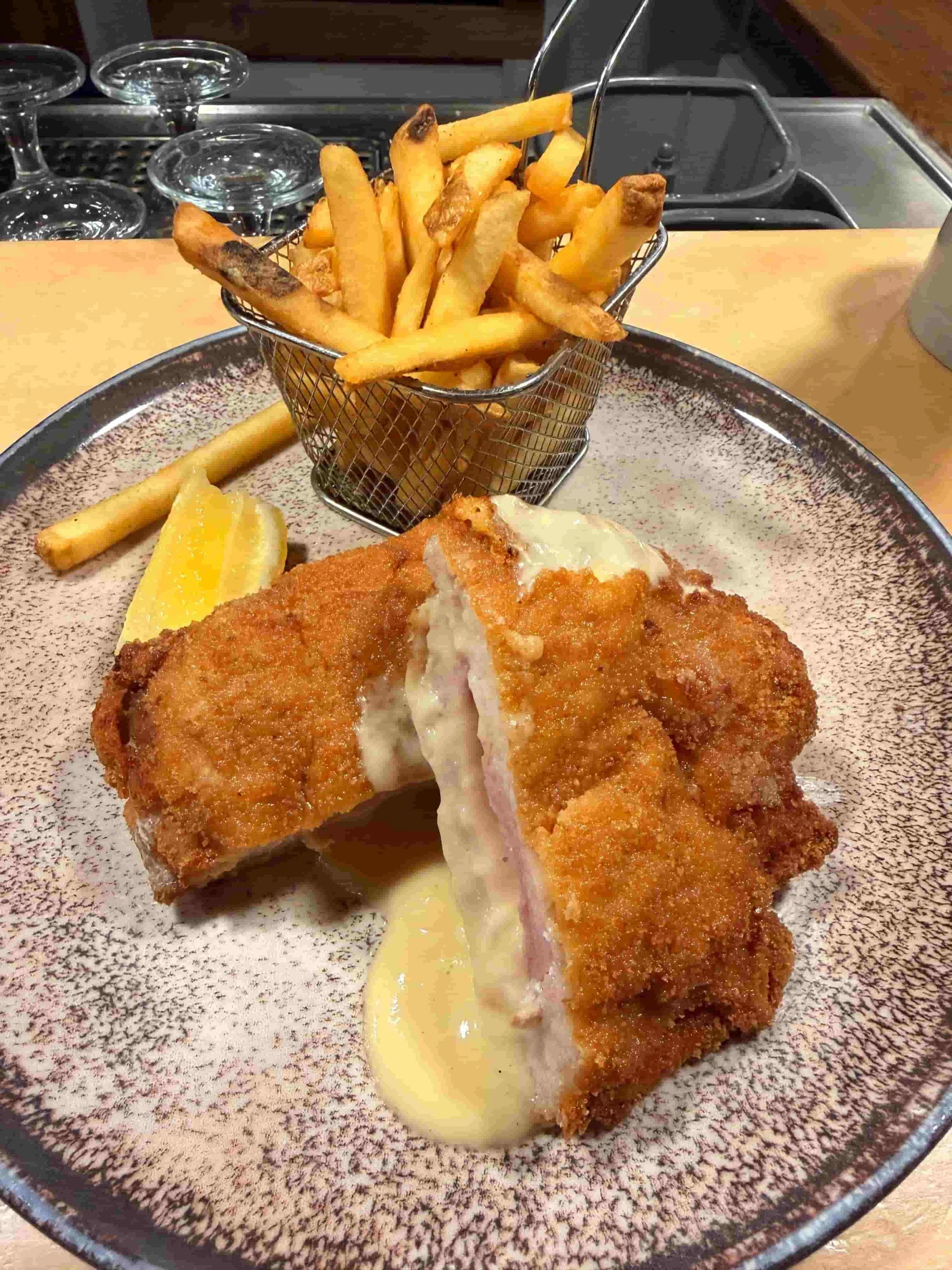 Cordon Bleu mit Schinken und Käse und knusprigen Pommes in der Klickmühle 2.0 in Hannover.