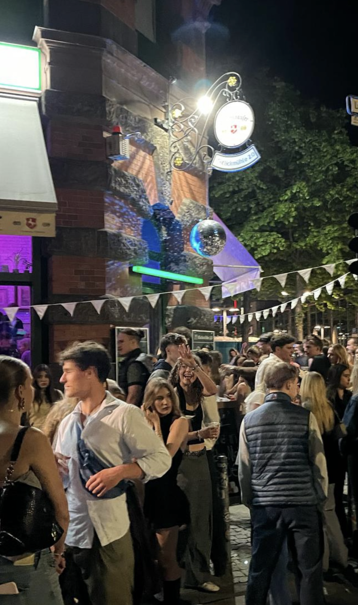 Viele junge Menschen feiern bei einer Party in der Klickmühle 2.0.