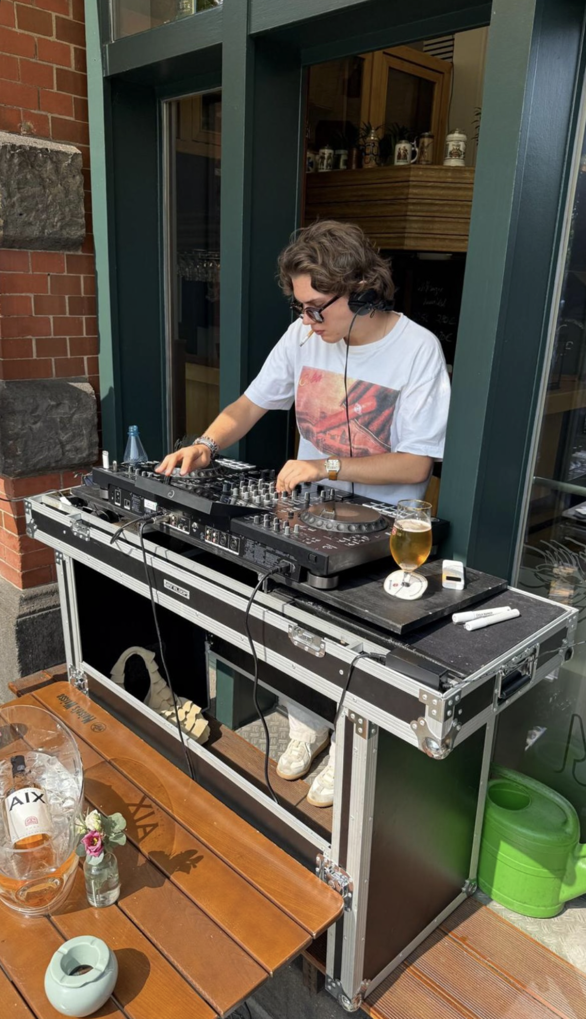 Ein DJ bei einer Party mit cooler Musik und frischem Bier in der Klickmühle 2.0.