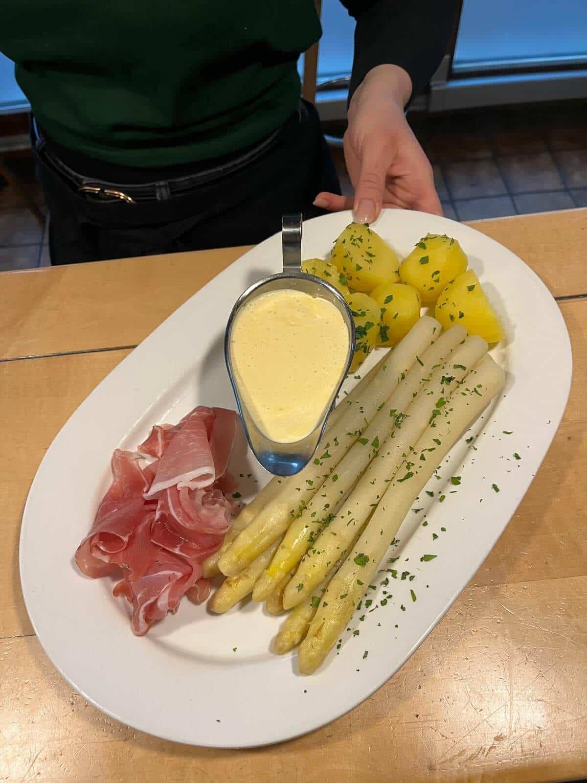 Spargel mit Schinken und Kartoffeln mit Sauce Hollandaise in der Klickmühle 2.0 in Hannover.