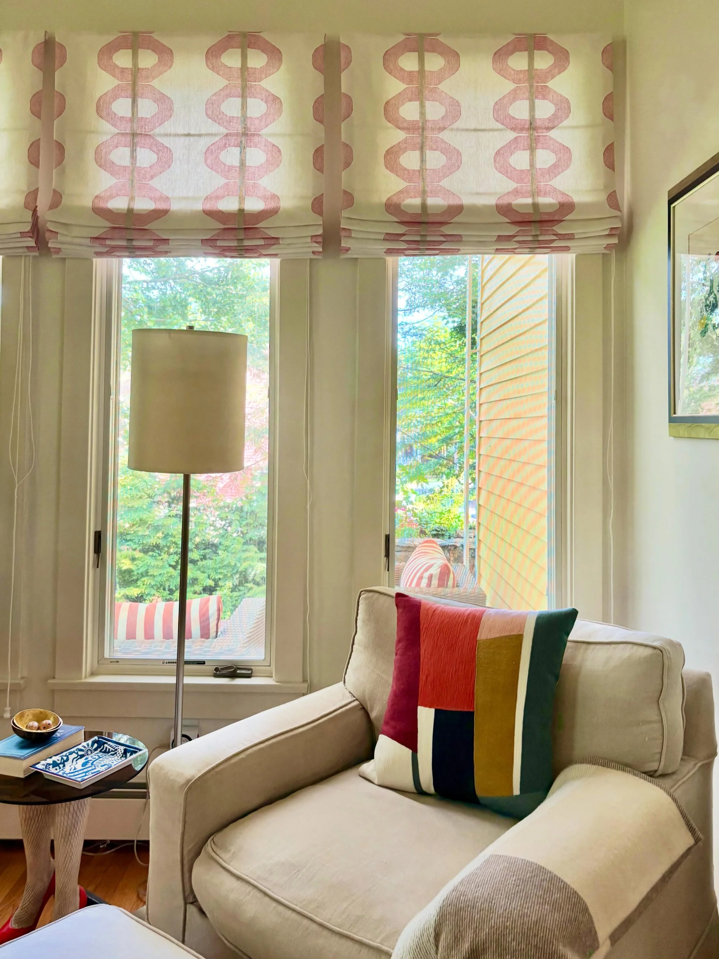 Just a little corner for reading, with an iconic side table. :)

#romanshades #customwindowtreatments #colorfulliving #pernillainteriors