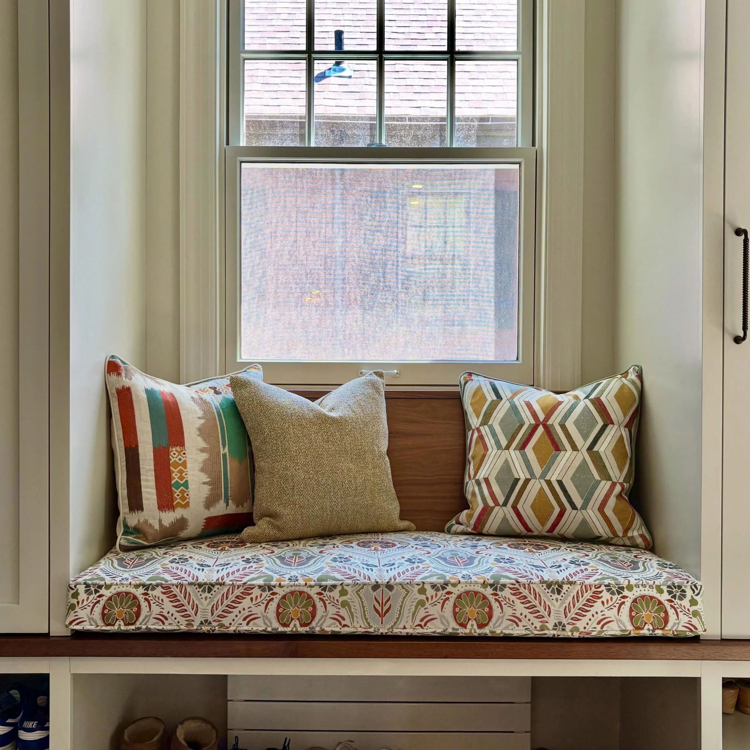 Sit pretty! 

A heavily used mudroom got a bit of elegance and a sense of order, among the sneakers and gym bags. Cushion in a lovely fabric by @williamyeoward, paired with pillows from @ninacampbellltd and suddenly the room is presentable! 

#mudroo