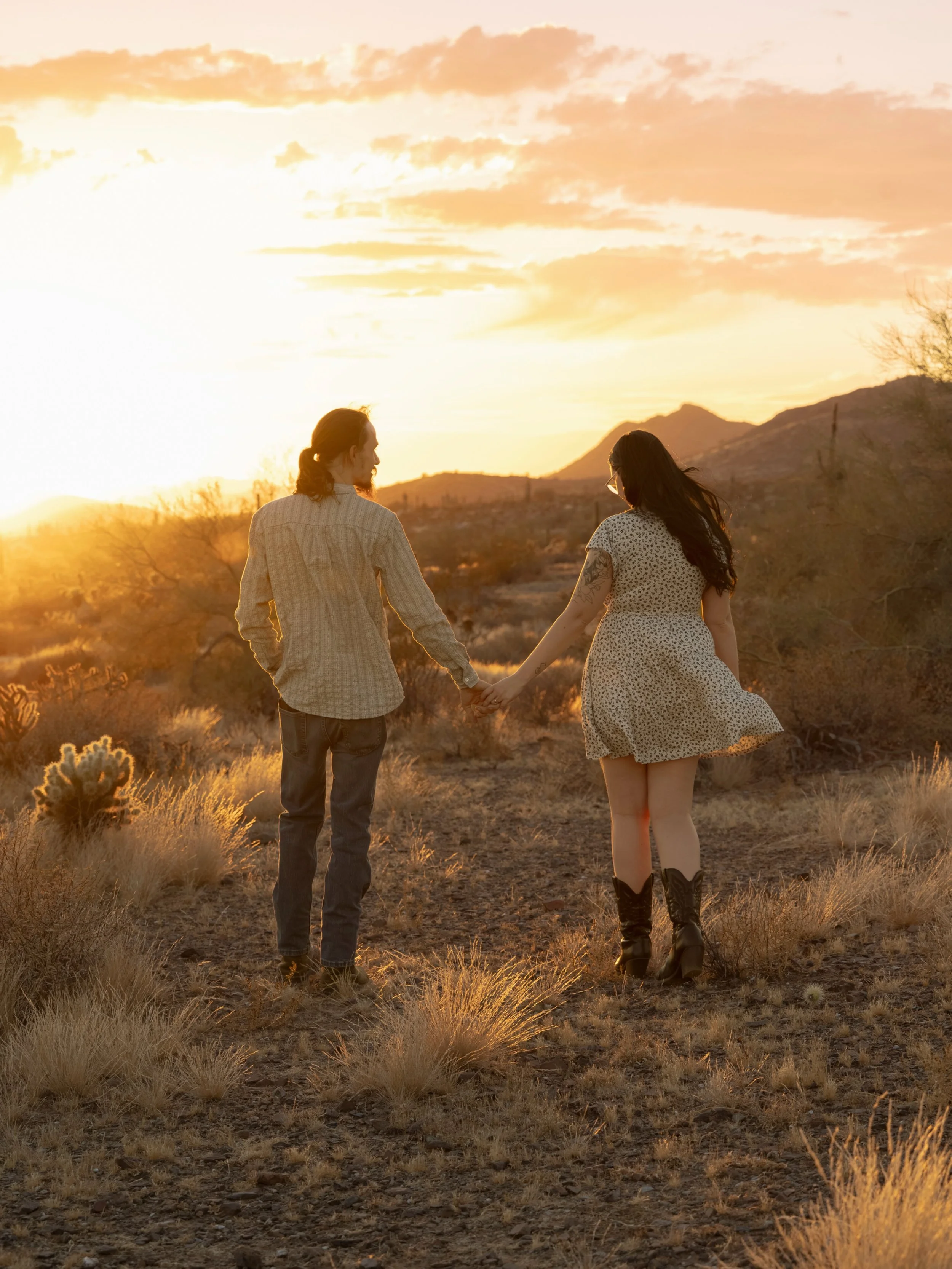 The cutest mini session off the side of the road with such a warm vibrant sun☀️🥰
.
.
.
#azphotographer
#couplesphotographer
#couplesportraits
#engagementphotographer
#azweddingphotographer 
.
.
.
📍Locations: 
Arizona. Phoenix. North Phoenix. South 