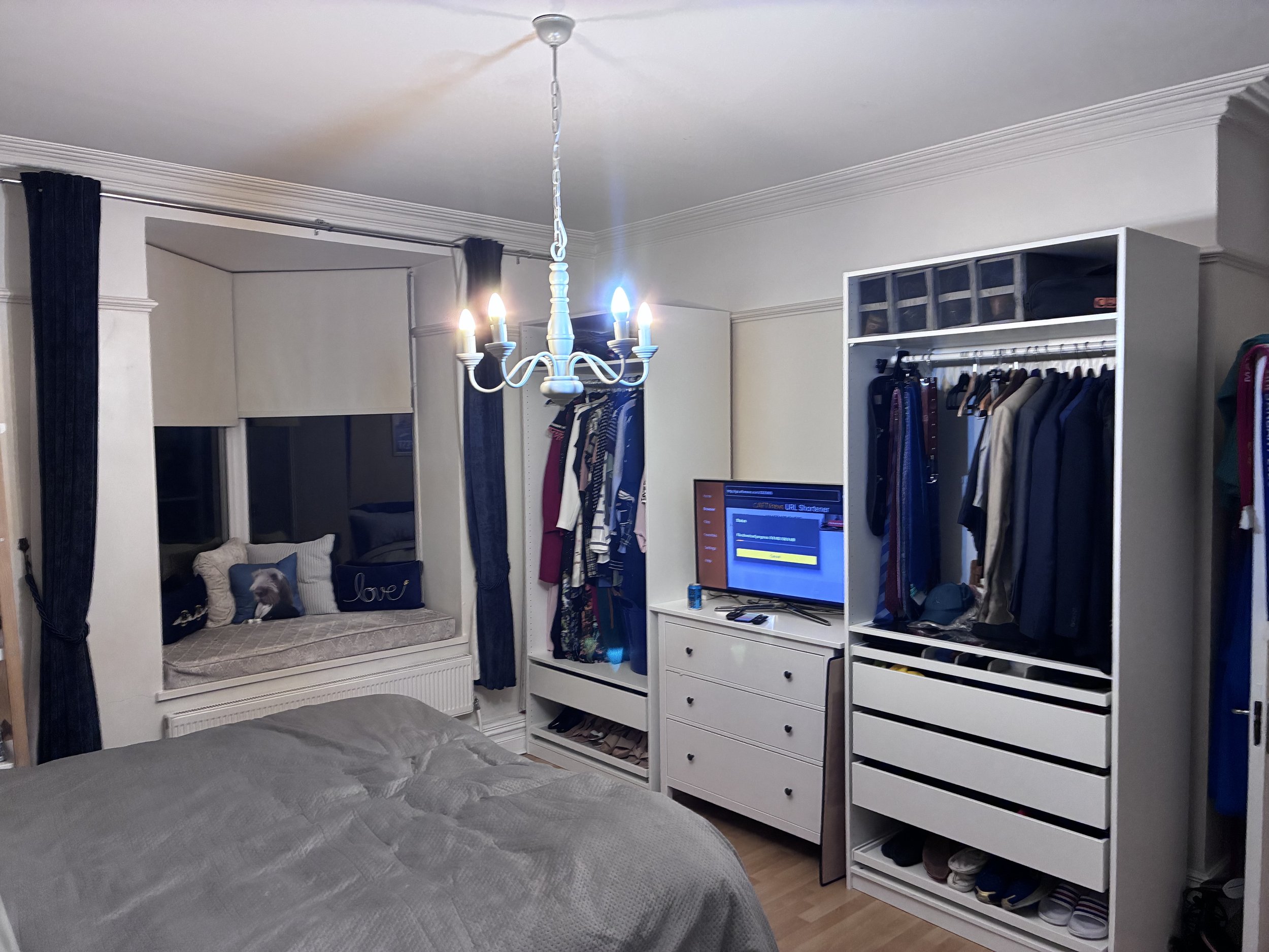 Before and after bedroom decluttering and styling to sell. Allsop's All Sorted cleared floor space to make the room look larger for buyers in Devizes and Salisbury.