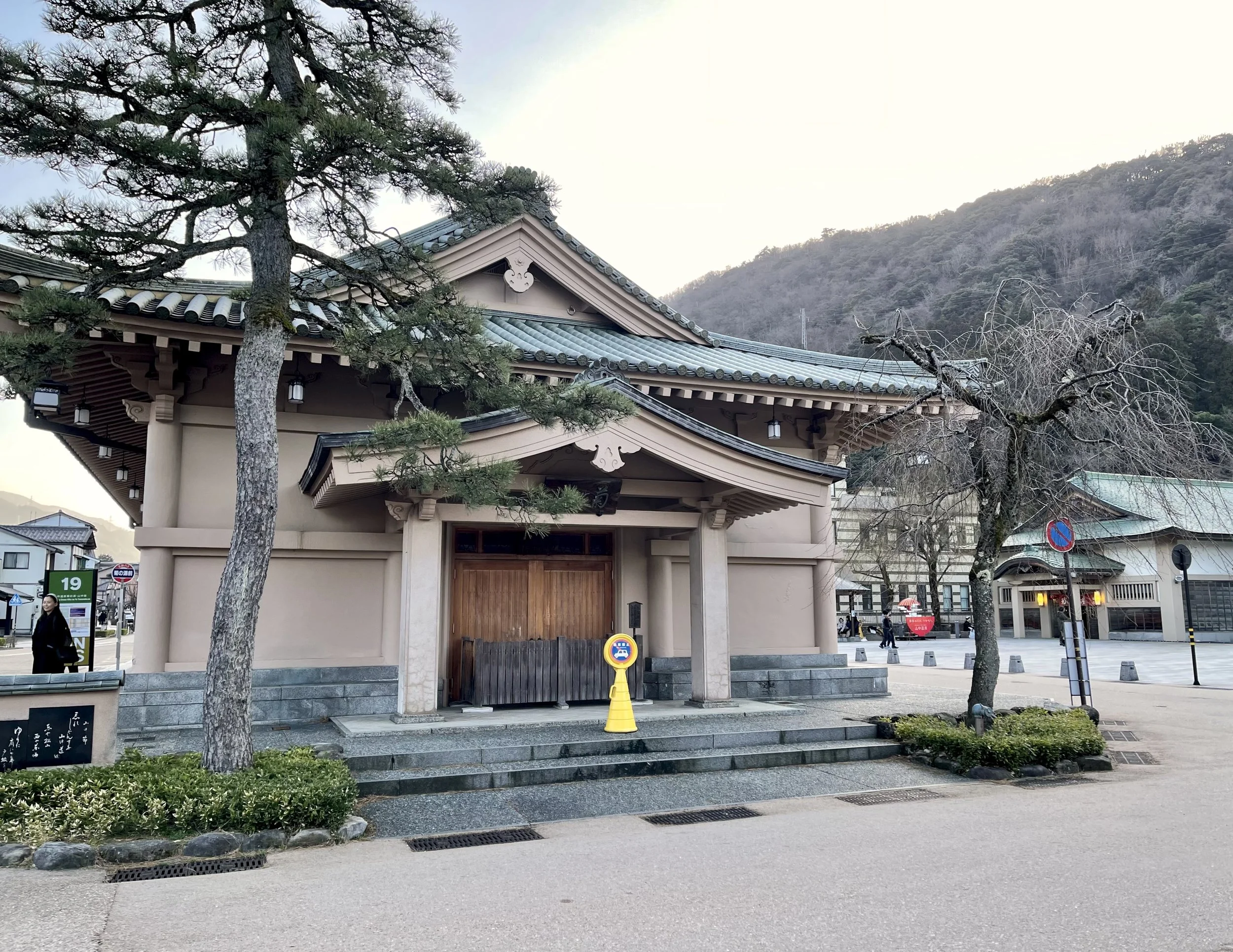 Kiku-no-Yu bathhouse in Yamanaka Onsen with traditional temple-like architecture