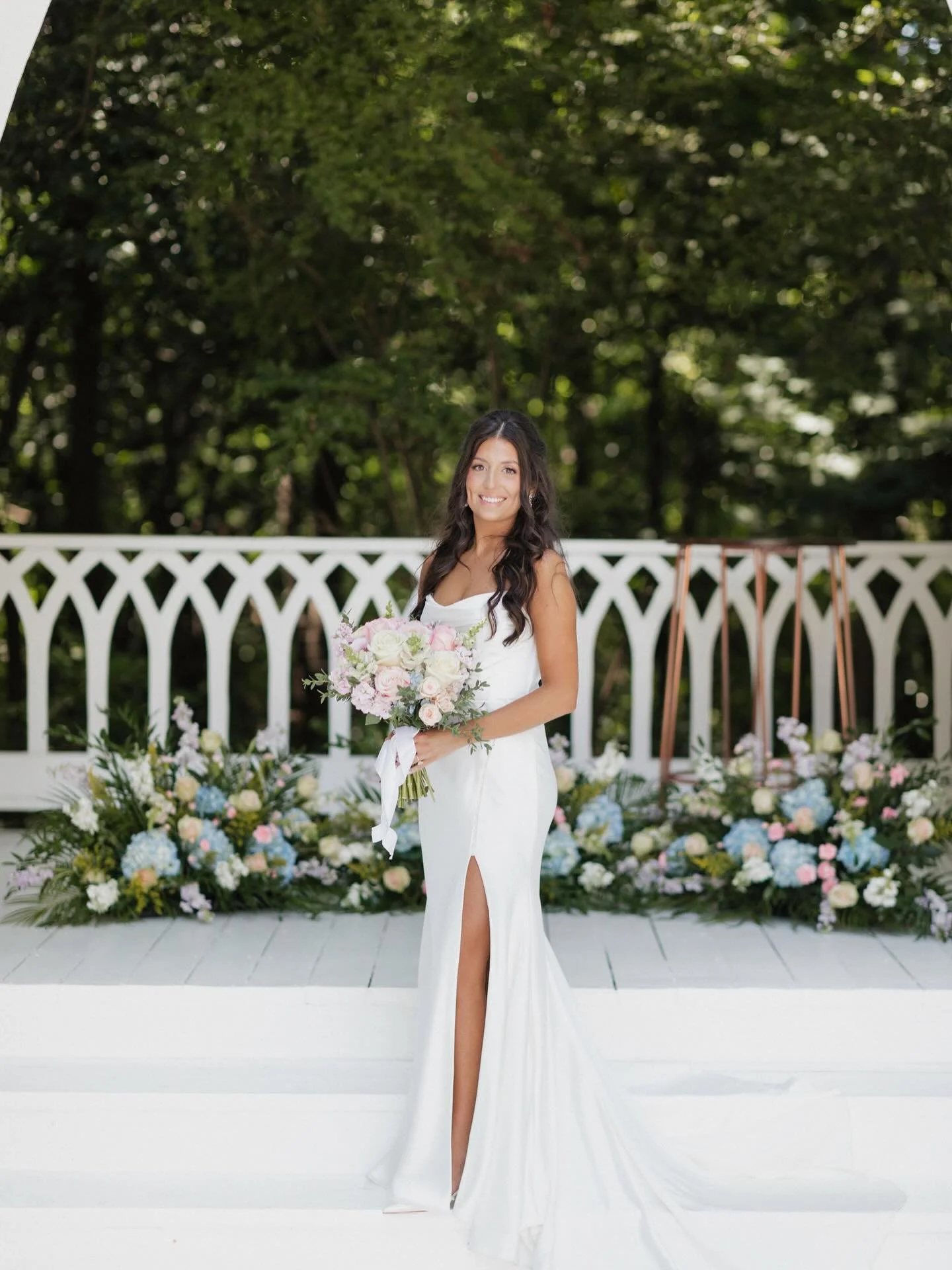 a look into @lariscy_brooks wedding day!! 🪞☁️🤍 

makeup: @byrileyjayemua 
hair: @kgilbert_stylist 
second artist: @makeupbyjoro 
venue: @thewildflower301 
photo: @davidanddrewphotography 

#atlantamakeupartist #georgiamakeupartist #bridalmakeuparti