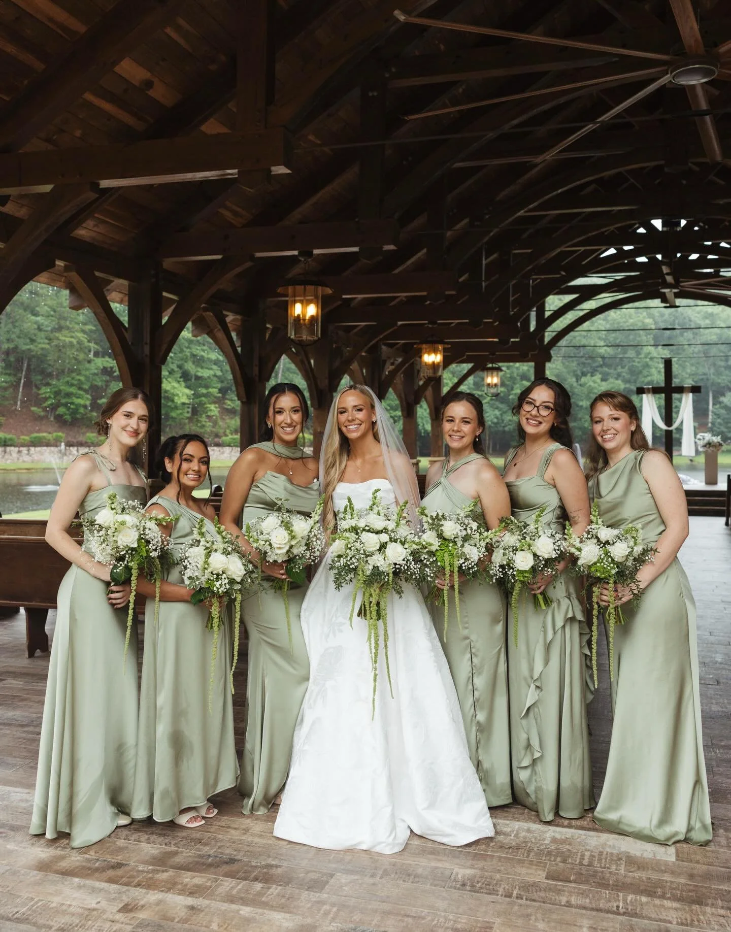 MRS. HEAD 🧚🏼&zwj;♀️

makeup: @byrileyjayemua 
second artist: @makeupbyjoro 
venue: @inthewoodsevents 
photo: @toriturnerphotography 

#atlantamakeupartist #georgiamakeupartist #bridalmakeupartist #bridalinspo #weddingday 

Atlanta Makeup Artist, Ge