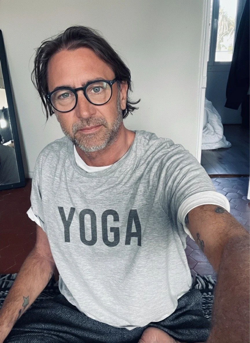 Cours de yoga individuel personnalisé à Toulon avec Antoine, ajustement de posture