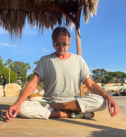 Antoine Morin, professeur de yoga certifié Yoga Alliance, spécialisé en Hatha yoga à Toulon