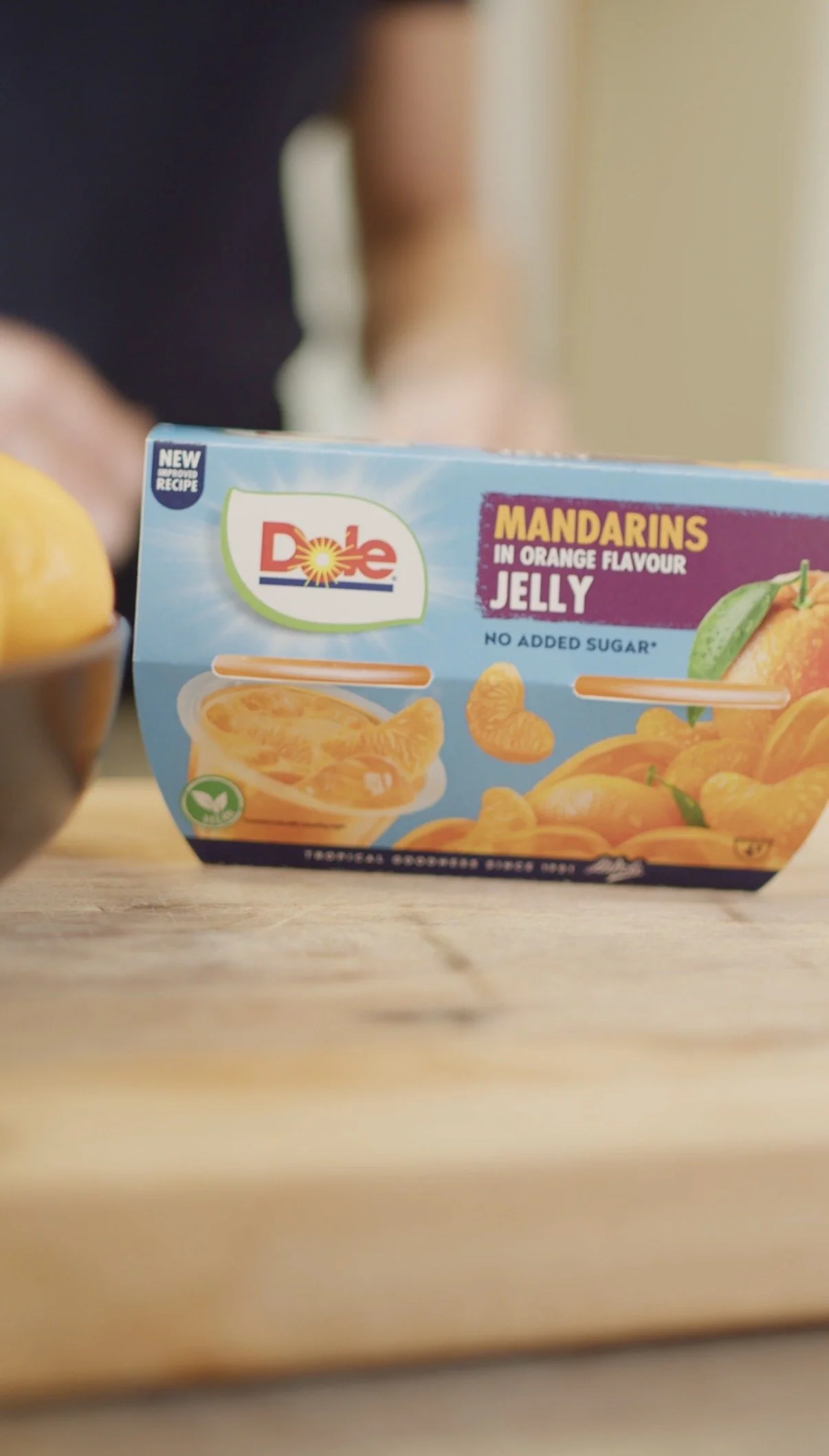A box of Dole mandarins in orange flavor jelly with a bowl of mandarin jelly and mandarin fruit on the packaging.
