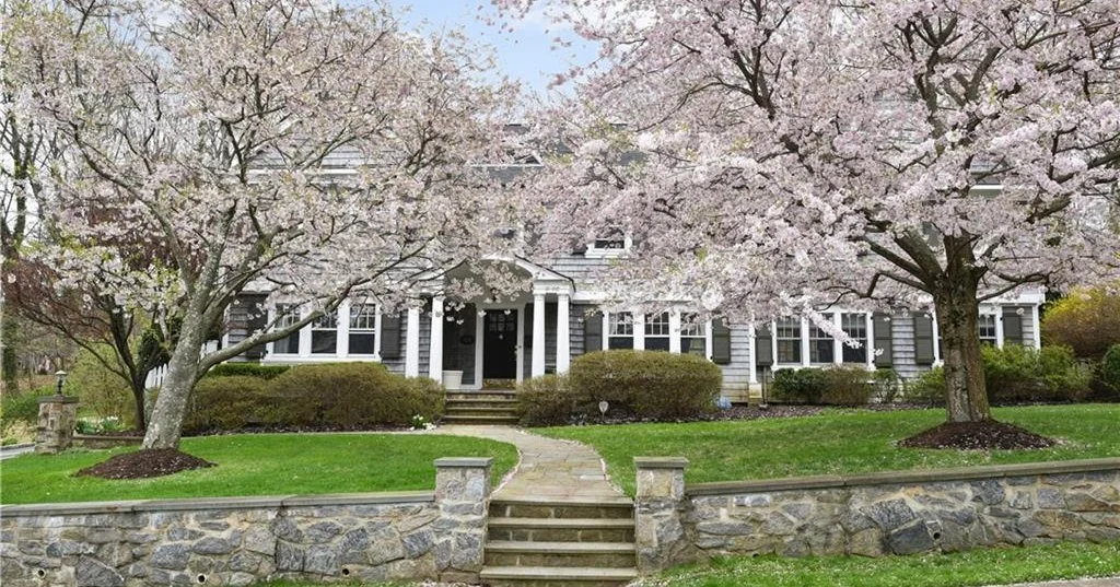 The Countdown Begins! 🌸🌿
Spring is just one month away, and it&rsquo;s time to shake off winter and start thinking about your outdoor space! 🌞 The secret to a lush, beautiful yard is early prep, so don&rsquo;t wait until the last minute.

🌱 Garde