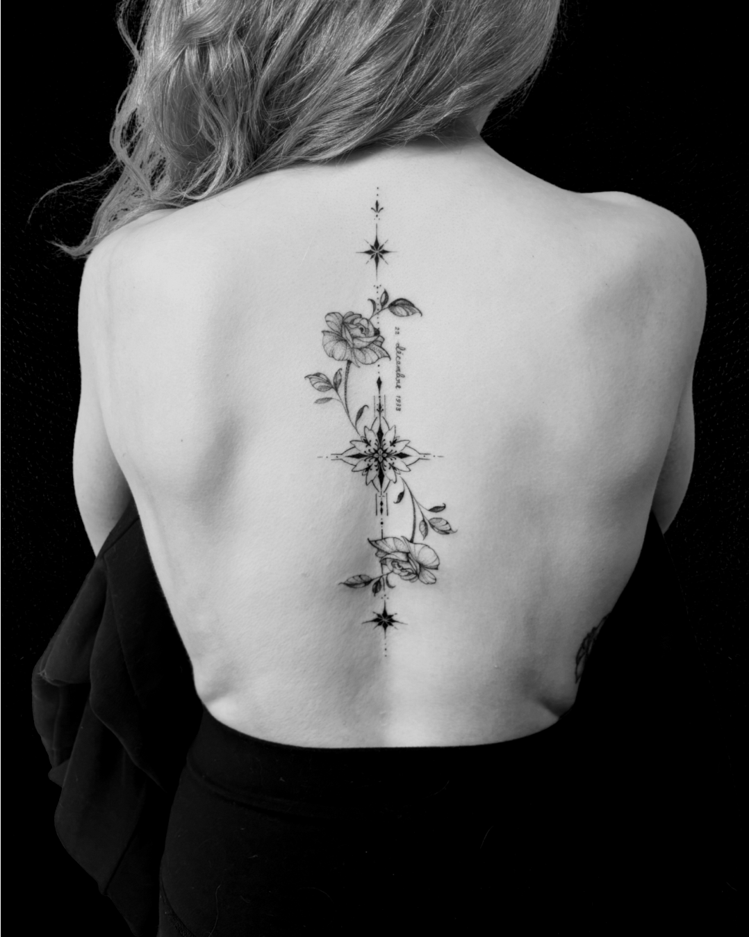 Tatouage d'une composition ornementales et florale