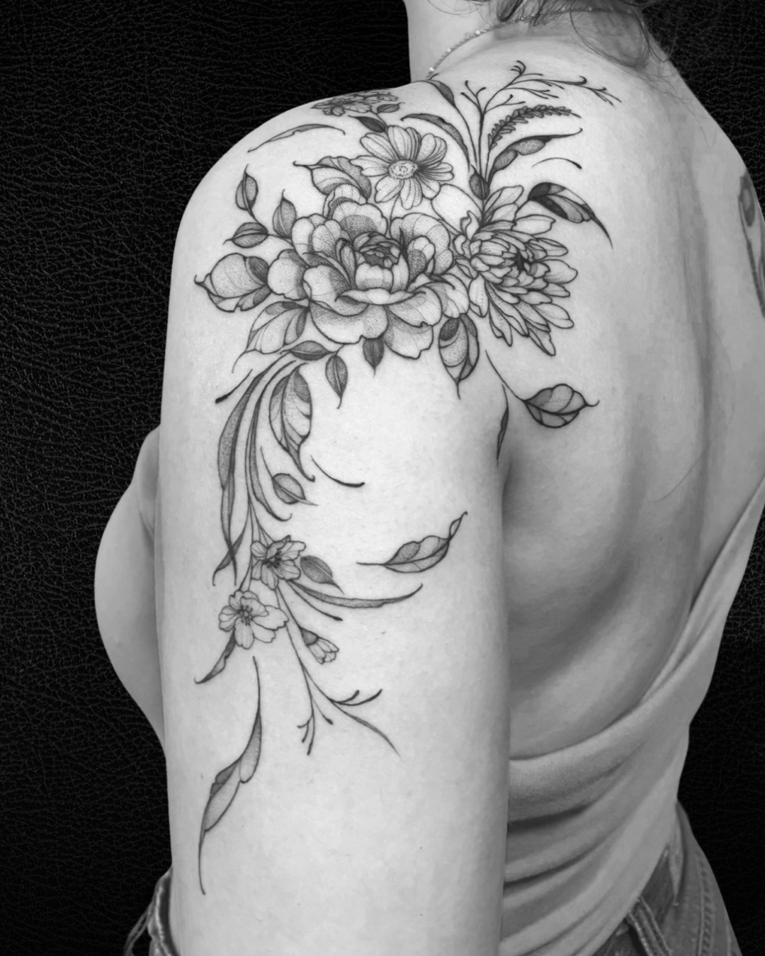 Tatouage florales en finelines sur épaule