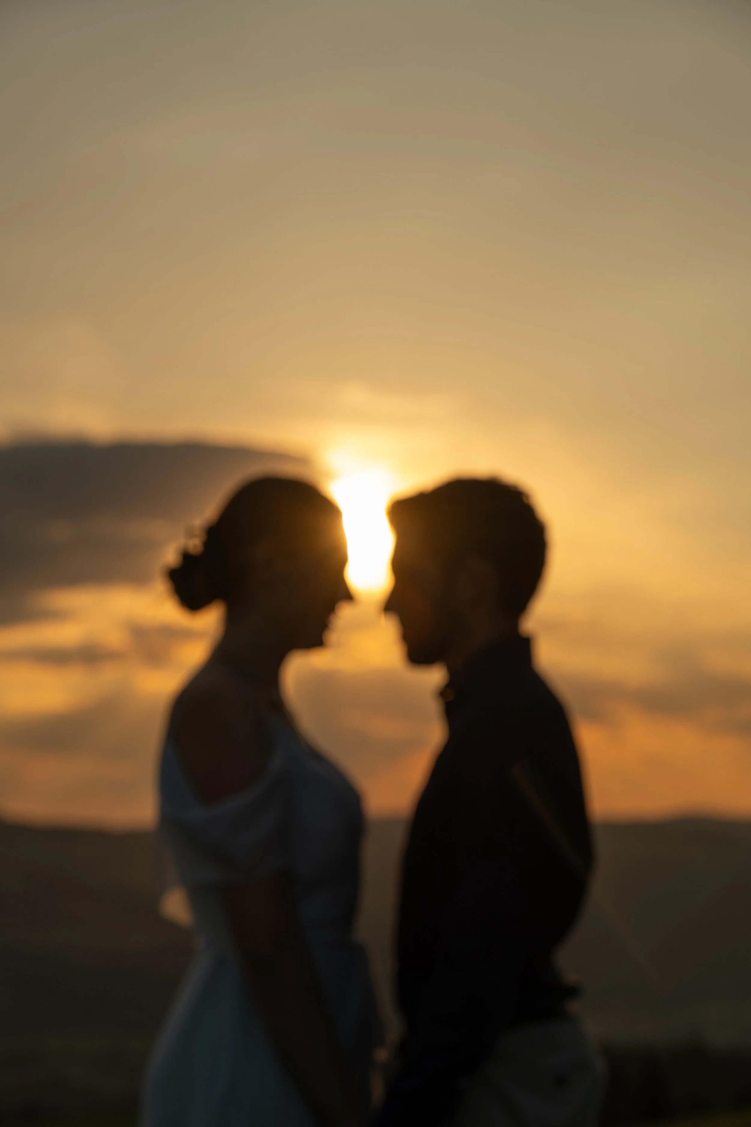 Paar im Profil bei Sonnenuntergang am Strand