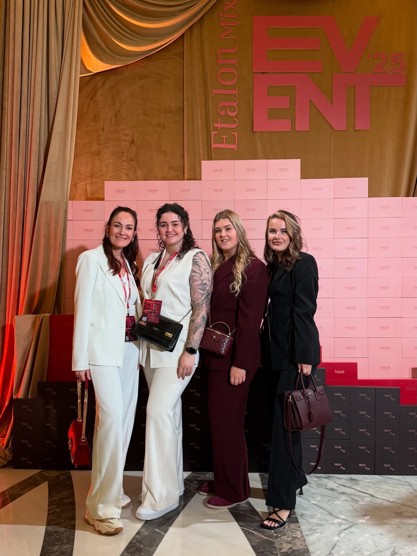 Etalon Mix Event in Dubai 🇦🇪

Dag 1: We begonnen de dag met een fantastische openingsshow, gevolgd door inspirerende sprekers over de hele wereld, die hun waardevolle ervaringen deelden. 
Daarnaast mochten we verschillende demonstraties bijwonen bi