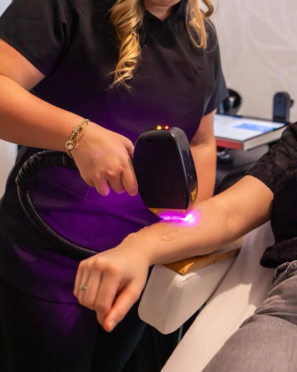 Bye bye stoppels, hallo gladde huid! ✨
⚡️Actie!
Boek nu jouw gratis proef behandeling! 

⚡️Hoe werkt het?
De laser richt zich op het pigment in het haarzakje, de warmte beschadigt het haarzakje en remt toekomstige groei. 

⚡️Voor wie?
Voor iedereen d