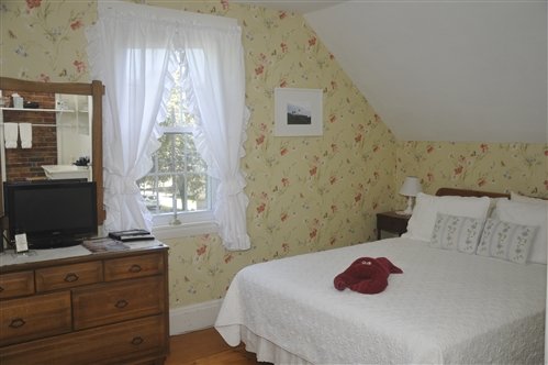 Daisy Room Candlebay Inn Freeport Maine.jpg