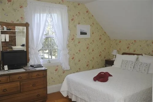 Daisy Room Candlebay Inn Freeport Maine.jpg