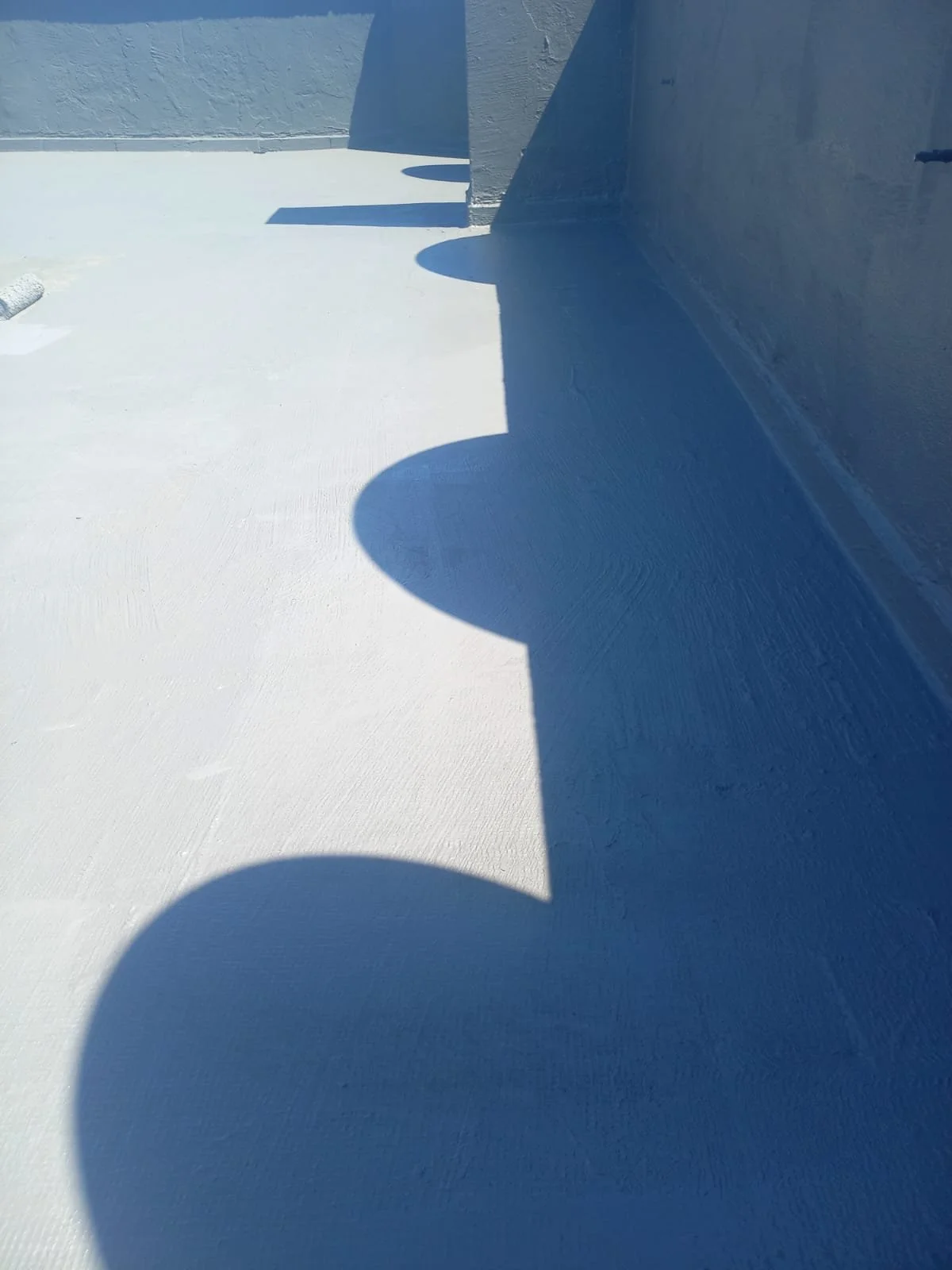 Güneş ışığıyla oluşan dikey gölgeler, binaların duvarlarına yansıyan gölgeler