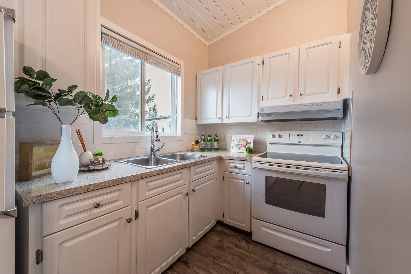 9970 26 St SW Donna-9-Edit.jpg