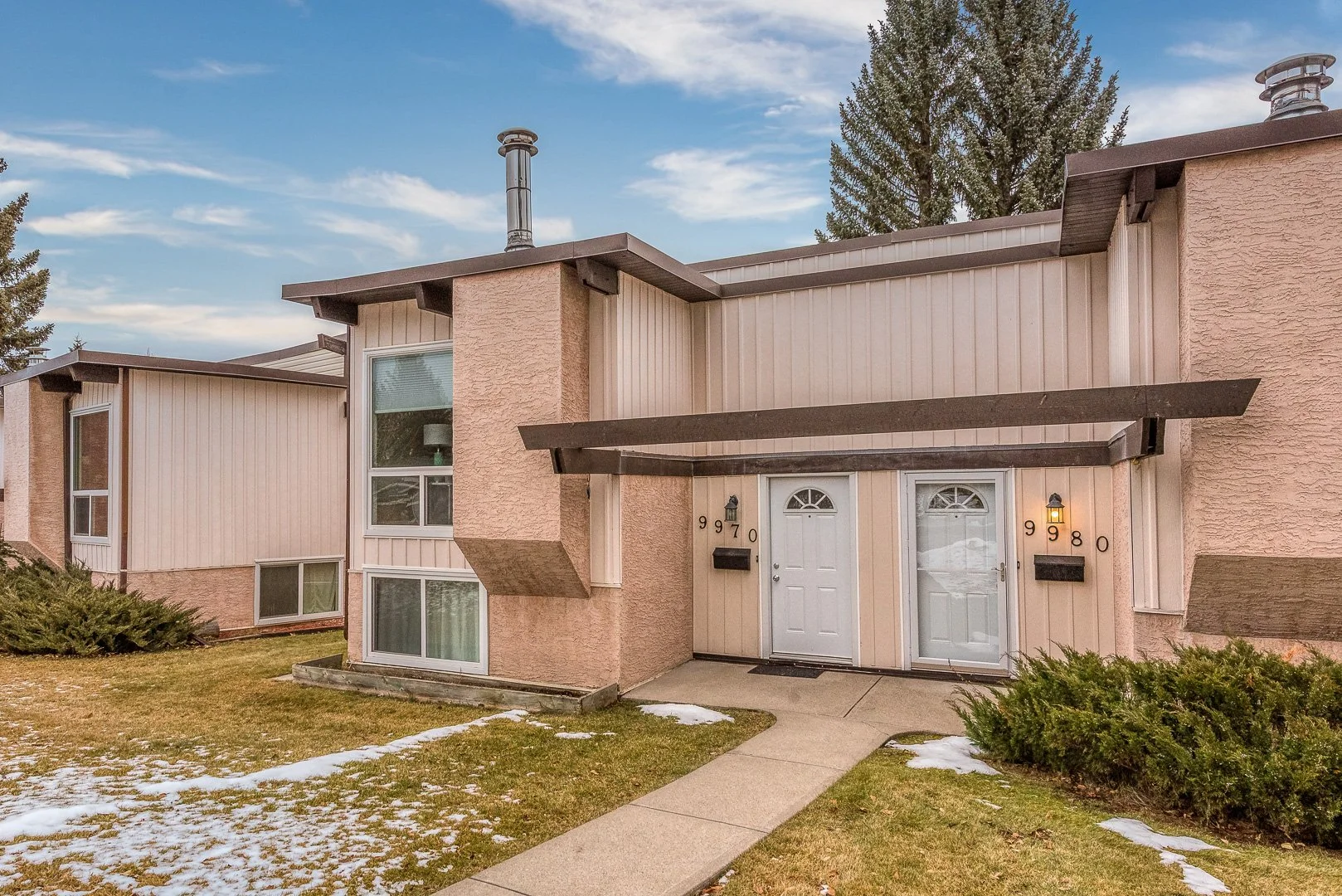 9970 26 St SW Donna-36_LuminarNeo-edit.jpg