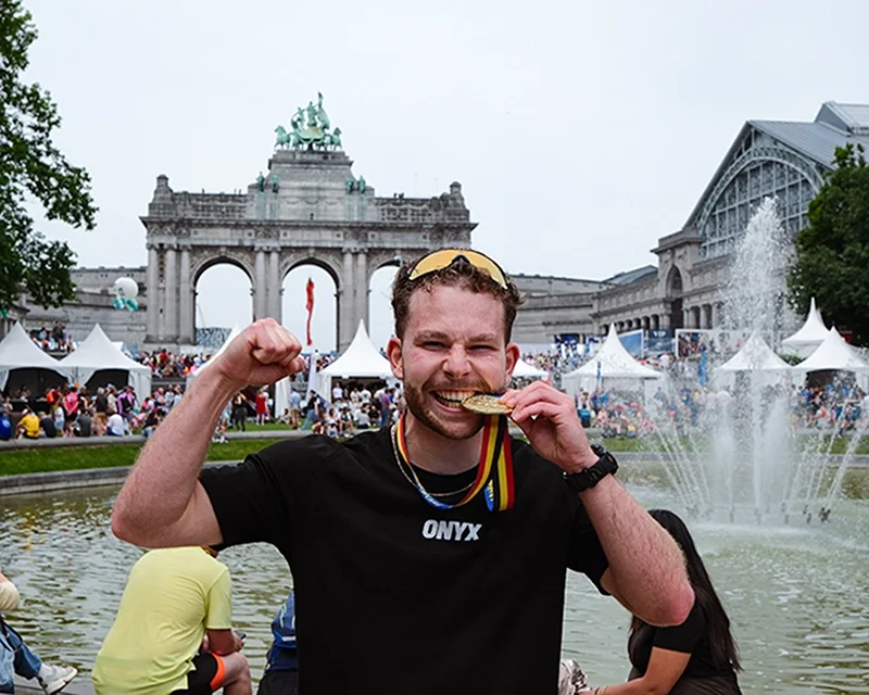 Louis Gronemberger, kiné et sportif, avec sa médaille des 20km de Bruxelles 2026 devant le Cinquantenaire à Bruxelles.