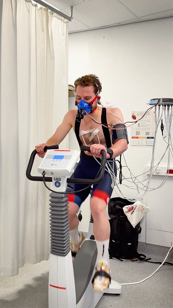 Louis Gronemberger réalise un test d'effort VO2Max (ergospirométrie) dans un laboratoire médical, avec des électrodes et un masque d'oxygène.