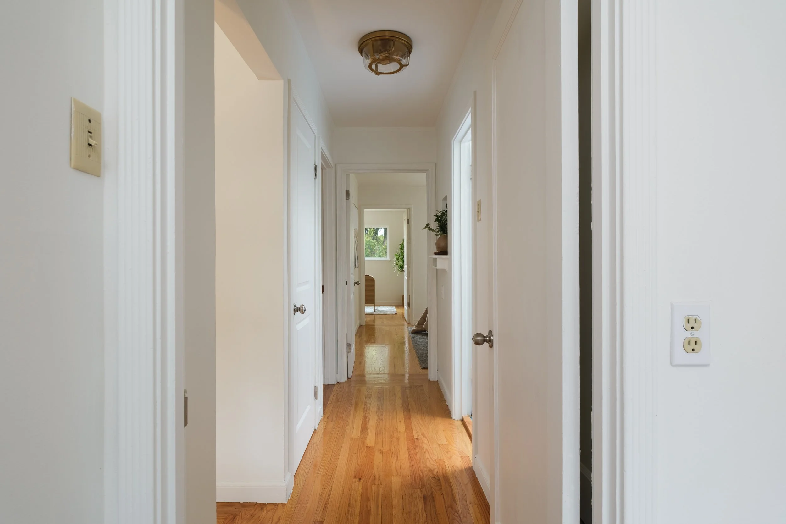 1547McKinnonAve_Hallway-3.jpg