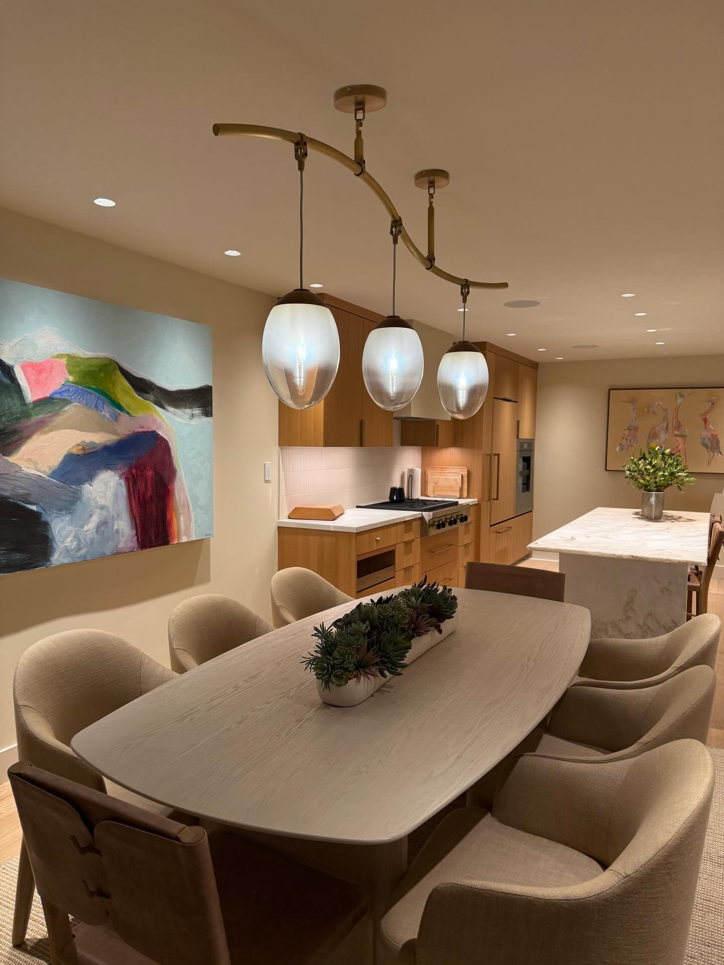 Sine, sealed, delivered ✨

Waving its way through this Santa Cruz beach residence, our Sine Chandelier creates a focused dining moment within the open-plan living space.

Designed by Carrington Hill Designs, this home breathes color and warmth while 