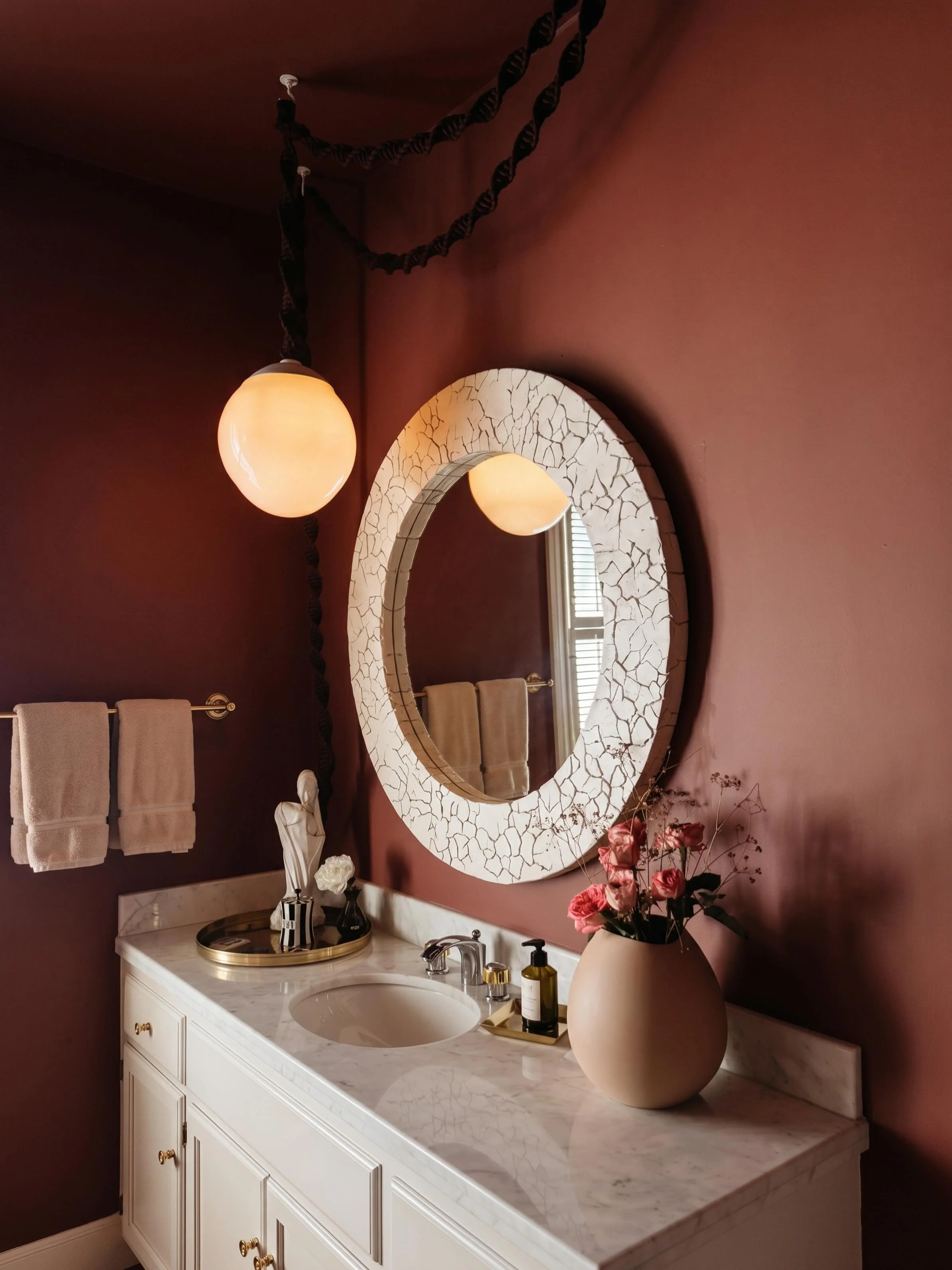 Powder room, but bring the drama! 💃🏻

Wrapped in deep berry and plum hues and illuminated by Sila Helix 1 in Black Cherry rope and Alpenglow glass, this jewel-box space is proof that bold color and beautiful lighting are a perfect pairing.

Seen at