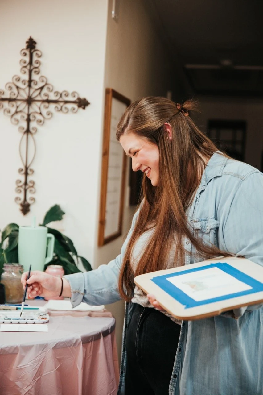 Allison Owen teaching an interactive beginner friendly watercolor class to a small group.