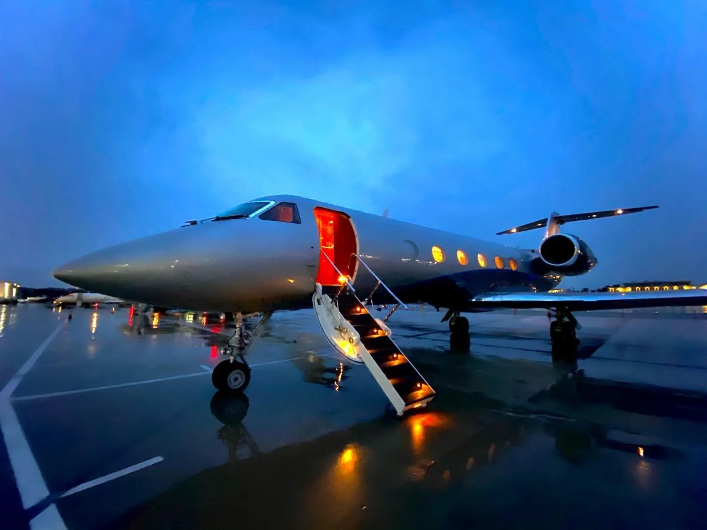 Nothing quite says romance like booking your honey a trip with Skyline 🌹 Tell us where you want go, and we&rsquo;ll take care of the rest 💞