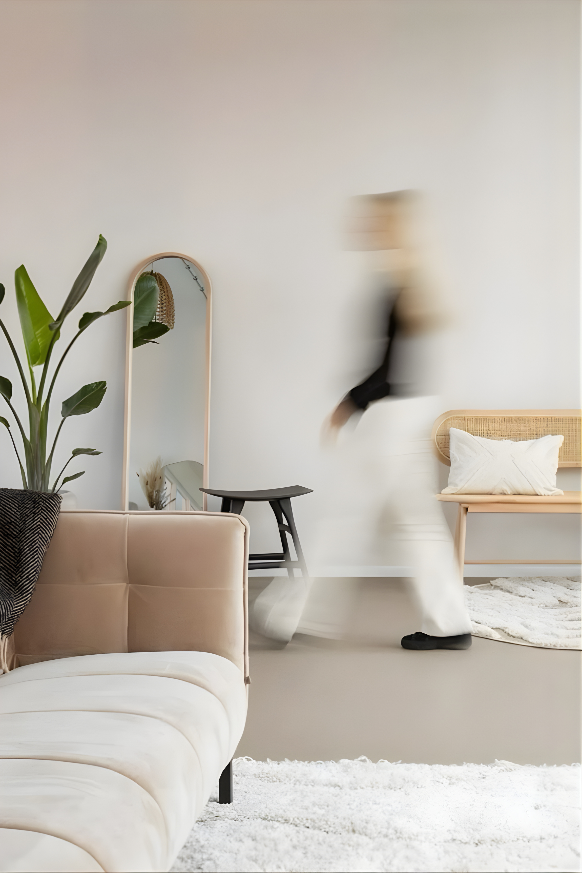 Privilegiamos um design minimalista e orgânico, criando ambientes harmoniosos que refletem a luz e a serenidade da costa da Nazaré. Aqui, o hóspede encontra um refúgio acolhedor, ideal para quem procura desligar do mundo e reconectar-se.