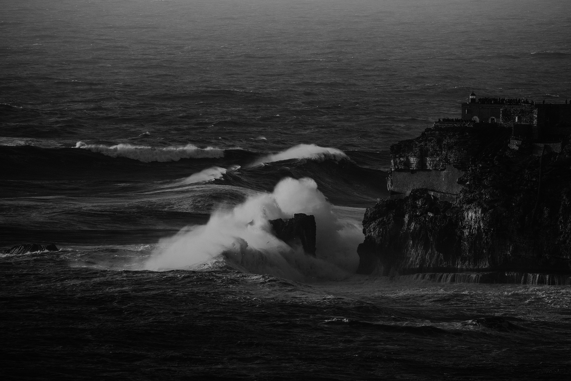 Onde o oceano demonstra a sua maior força, nós oferecemos a segurança de um refúgio. Na Nest & Co., a nossa identidade está profundamente ligada à Nazaré e à energia única da Costa de Prata