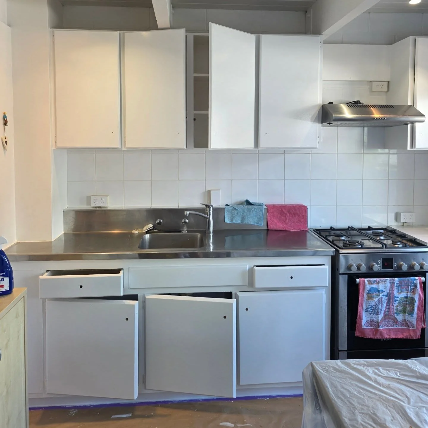 Big impact, minimal disruption.

This kitchen's cabinet refresh made all the difference.
Swapping outdated green for crisp white. Plus, we gave the stair banister some TLC and now it's looking brand new. 
Proof you don't need a full reno to make a bi