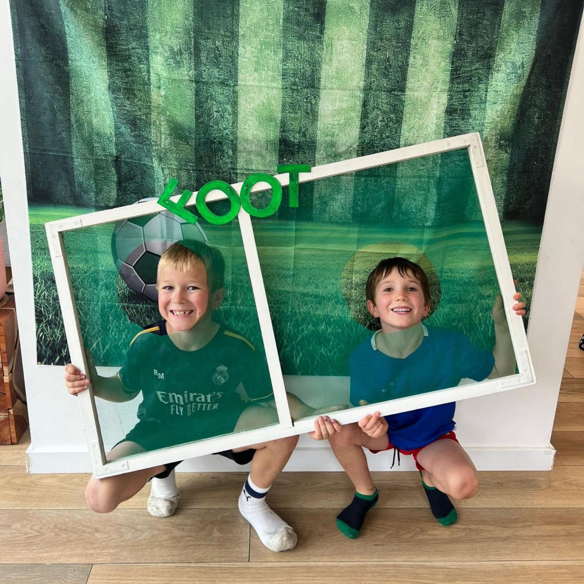 connect-event-location-CE0073-foot-box-decor.png