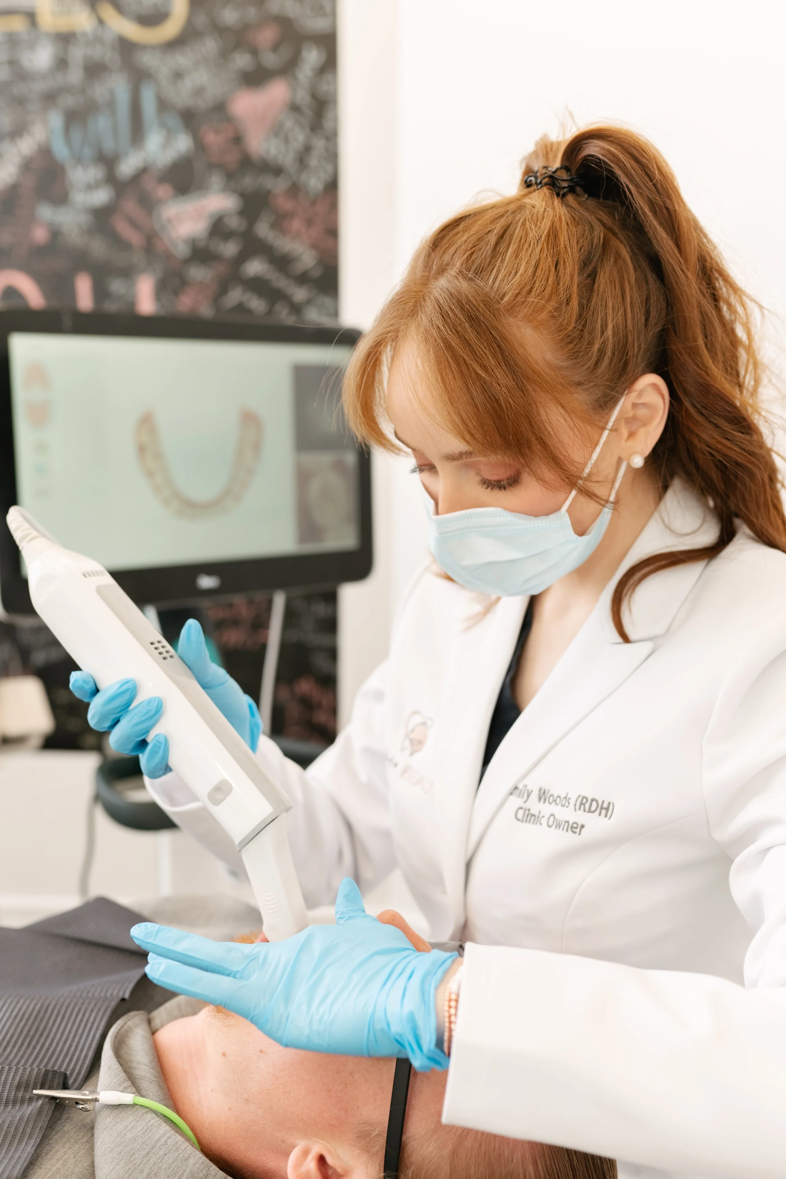 Digital dental crown scan performed during restorative treatment at Teeth & Beauty dental clinic in Toronto.