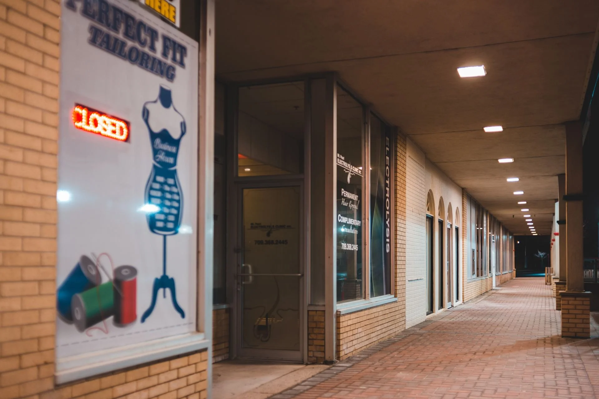 Storefront Wraps Vs Traditional Signs for Orange County Retailers